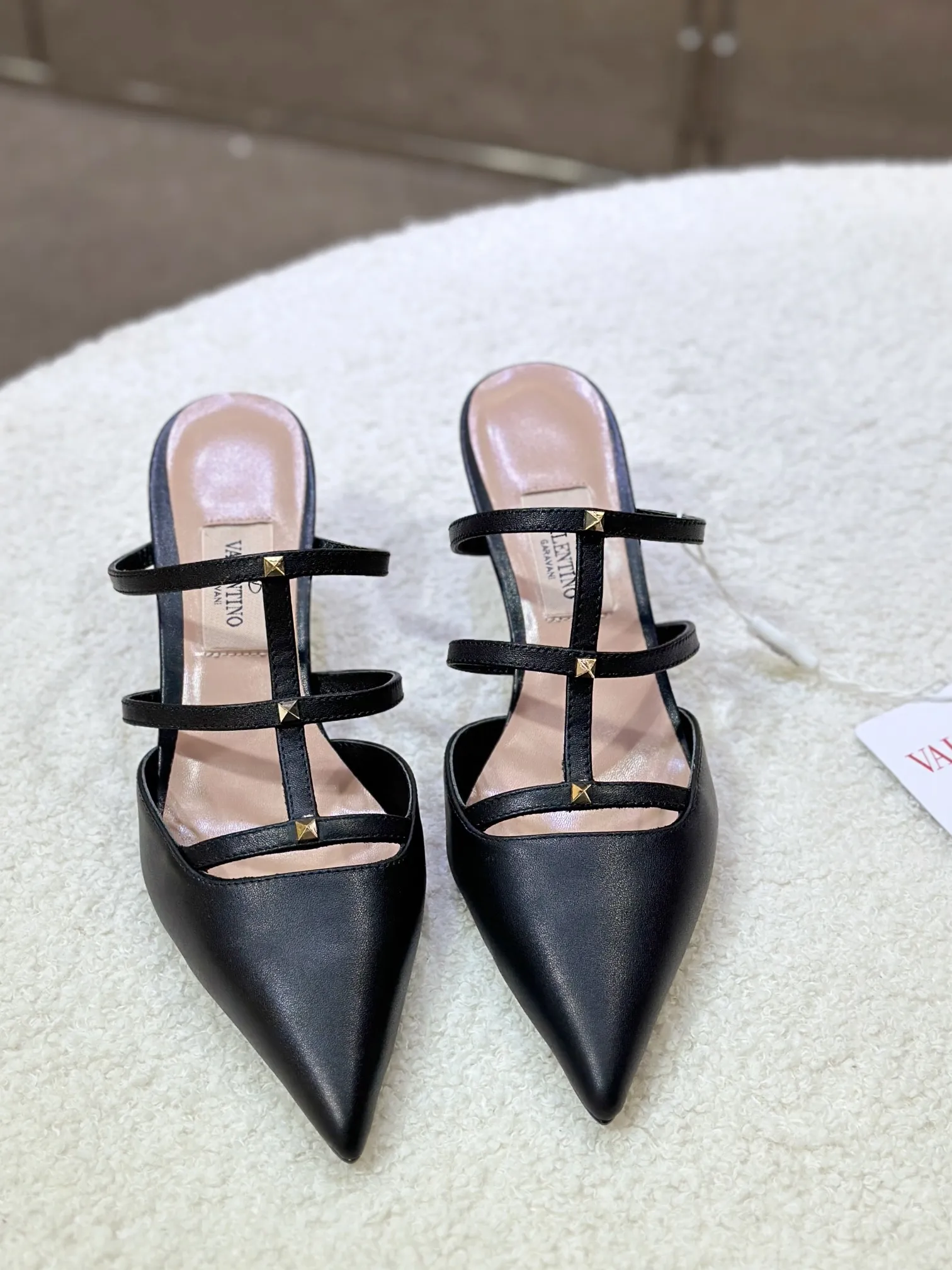 👟👟Ex-factory price 540👟👟 🛒 VALENTINO 2024 latest ROCKSTUD rivet decorated three-strap back hollow sandals🔥🔥🔥 🕳️🕳️🕳️ ●━━━━━━─────────✔Exclusive original 1-1 development, no product without original version (made entirely of genuine leather🉑️Shop around) 〰 ɪɴѓᴏʀᴍᴀᴛɪᴏɴ 〰 Buckle: Pyramid rivet 0.5X0.5 hardware Material: calfskin + pyramid rivets Lining: full-grain sheepskin Outsole: Italian through-dyed cowhide Midsole: Italian original craft material Process: computer stitching, machine shaping Heel height: 6.0cm Color: black, off-white, apricot powder Ready stock code: 35 36 37 38 39 Ready stock Customized code: 34 40 41 No return or exchange